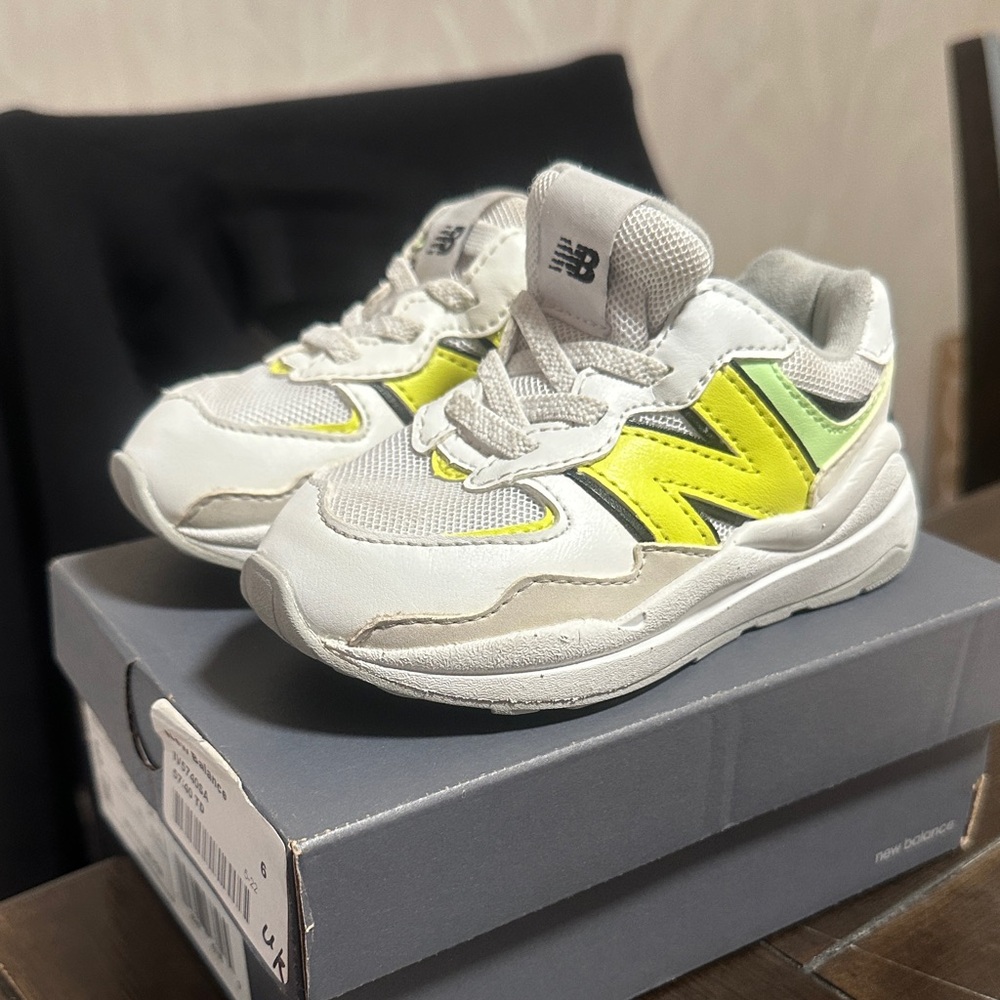 New Balance Kids' Sneakers in White and Neon Yellow very good condition
